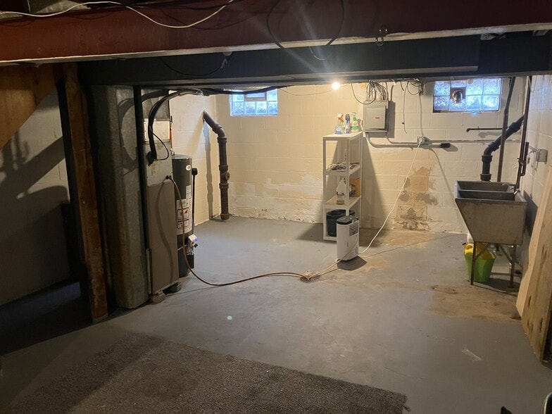 With laundry hookups - 1422 Willow Ln