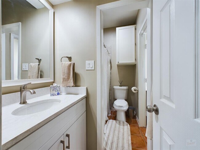 Building Photo - 711 W 21st St