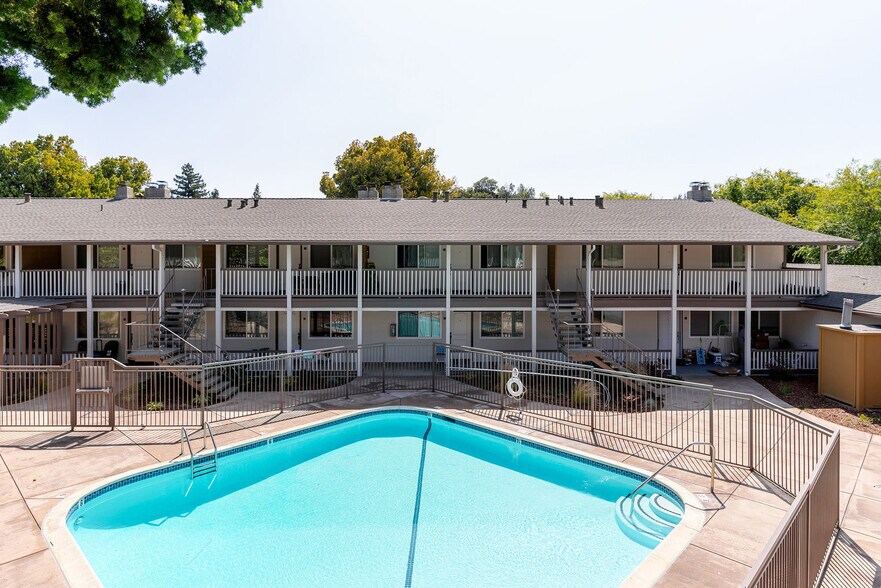 Building Photo - 910 Rockefeller Dr