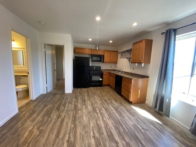 Building Photo - Spacious 3 Bed/2 Bath Duplex~ PG&E & Water Included Huge Savings!!