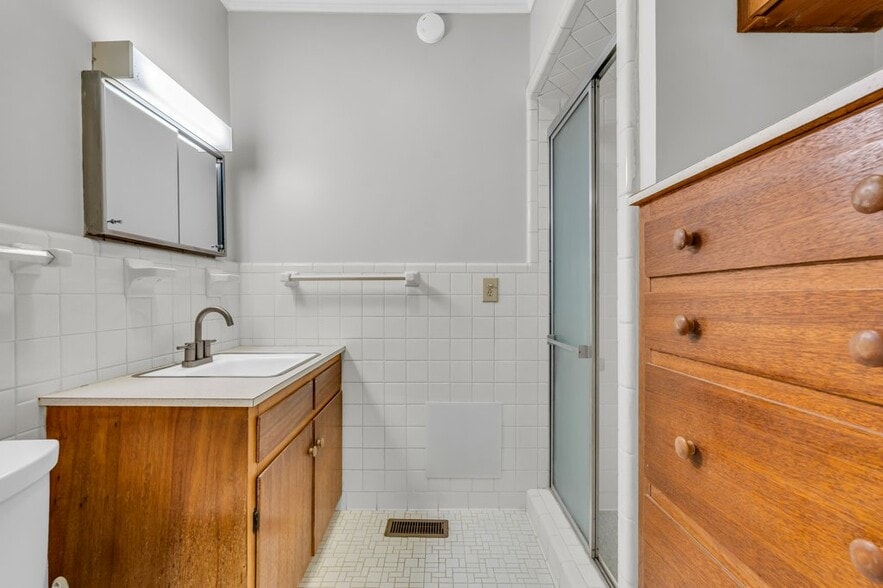 Building Photo - 905 8th Ave N