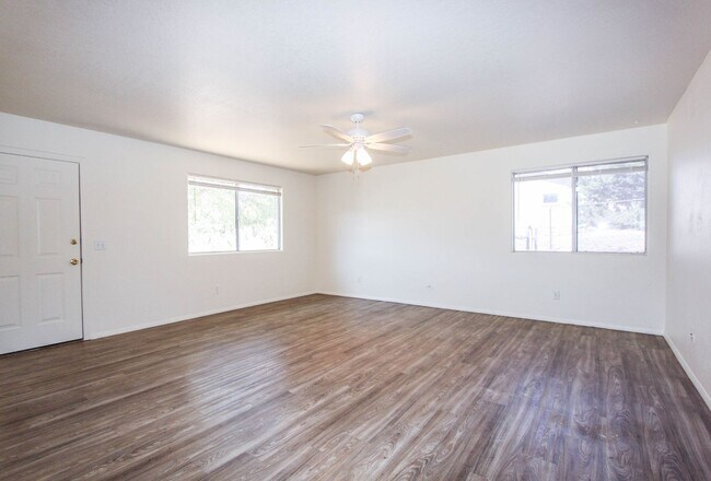 Building Photo - 2 Bedroom Duplex with Fenced Yard
