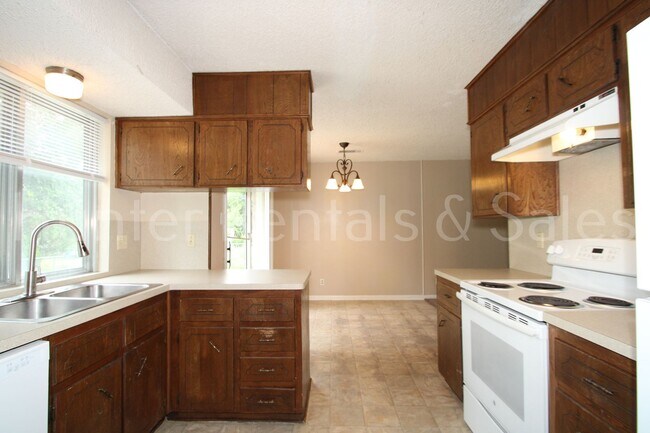 Building Photo - 2810 Lawndale St