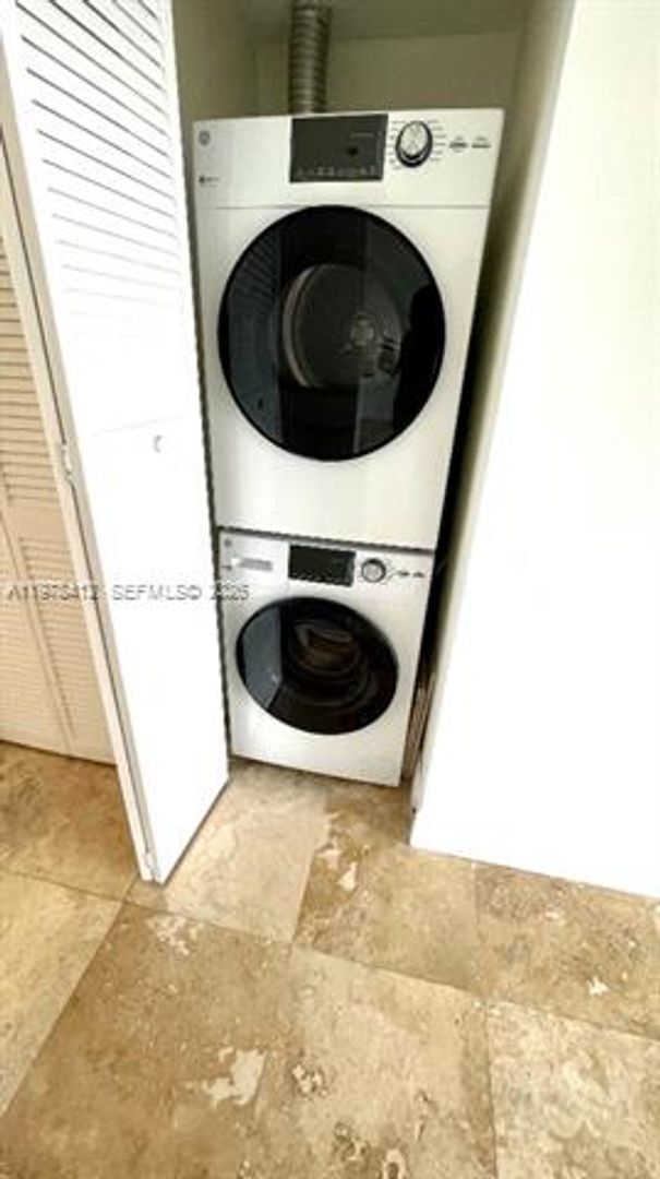 Building Photo - 1800 Sunset Harbour Dr