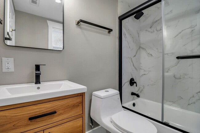 Building Photo - Updated 3BR, 2BA Craftsman Home Minutes from Downtown Savannah