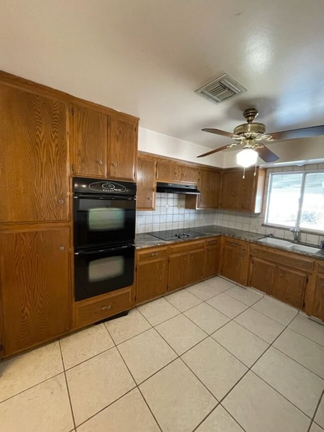 Building Photo - Farm House Living MOVE IN SPECIAL