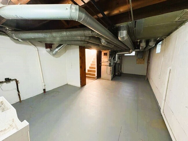 Building Photo - 4-Bedroom Home with Finished Basement & Mo...