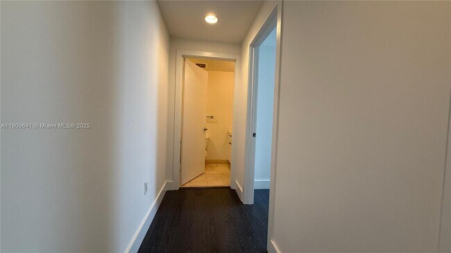 Building Photo - 1060 Brickell Ave