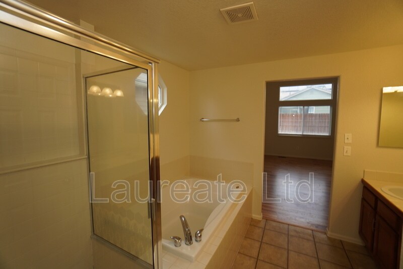 Building Photo - 10027 Idalia St