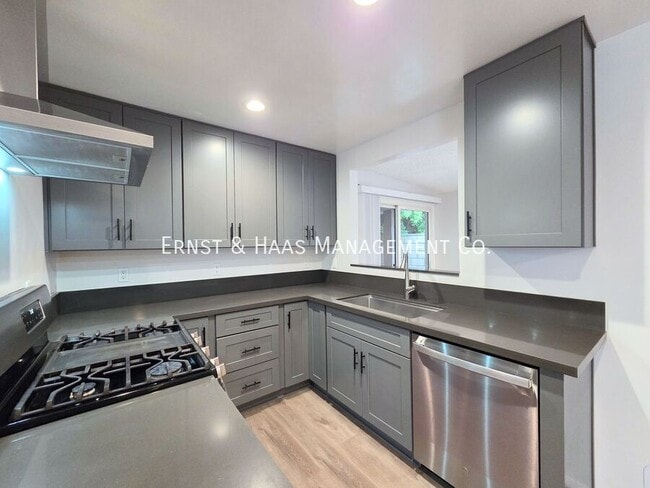 Building Photo - 904 S Kenmore St