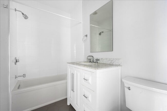 Building Photo - 911 Green Bay Rd