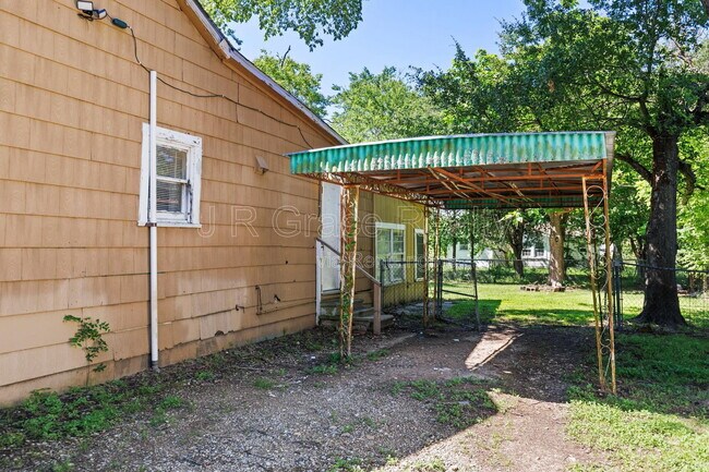Building Photo - 802 W Navasota St