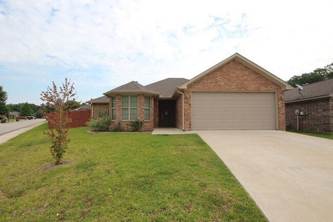 Primary Photo - Beautiful 3 Bedroom 2 Bath Home in Guinn E...