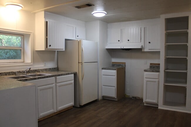 Building Photo - 303 W Taylor St