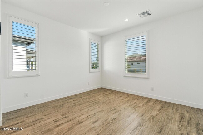 Building Photo - 11138 N San Clemente St