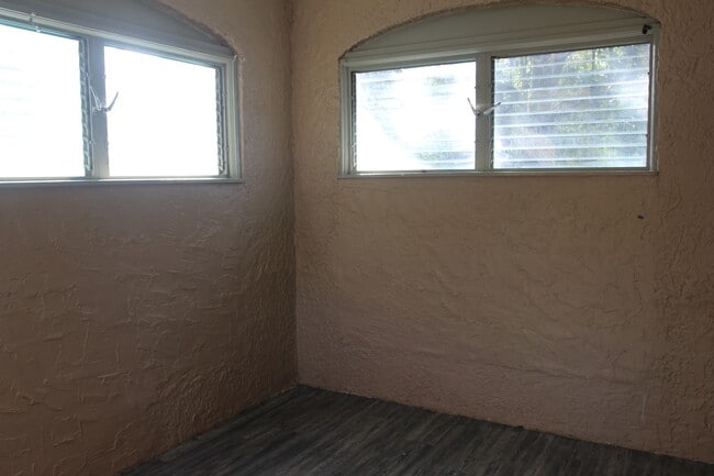 Building Photo - 1114 W Lincoln Ave