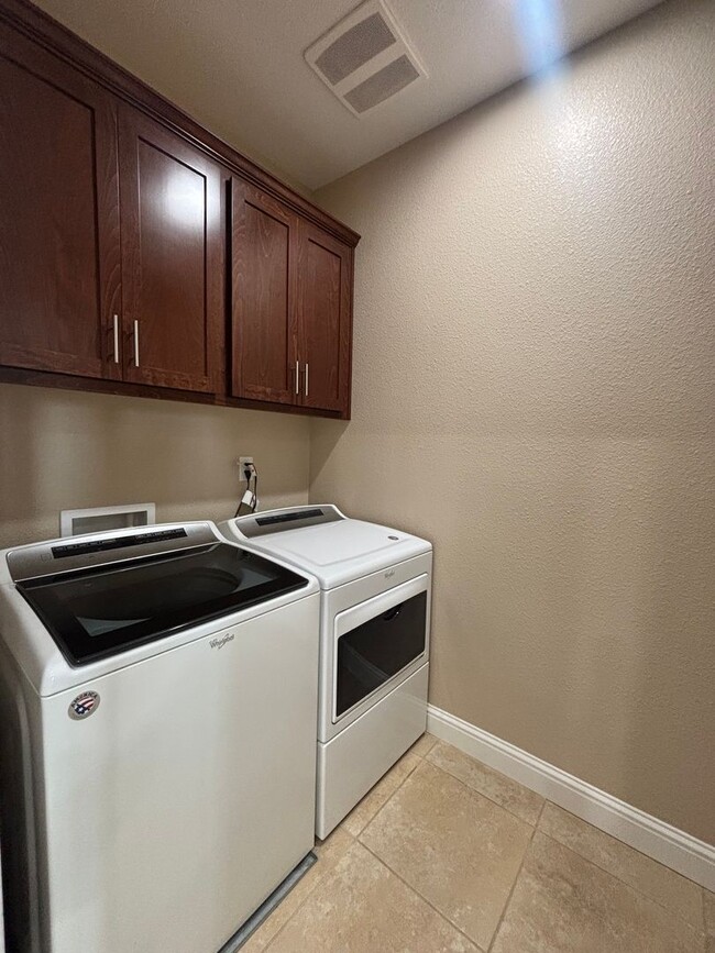 Building Photo - Modern 4BD Home in Brighton Landing | Solar | Bed & Bath Downstairs