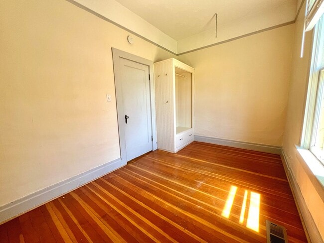 Building Photo - Charming Clinton Neighborhood Home 2 Bed 2 Bath — Close to Downtown & Division Street!