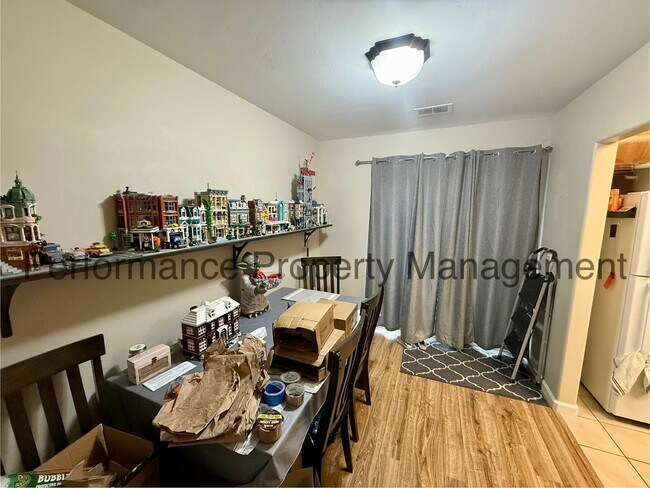 Building Photo - Charming 3 Bed/2 Bath San Lauren Home