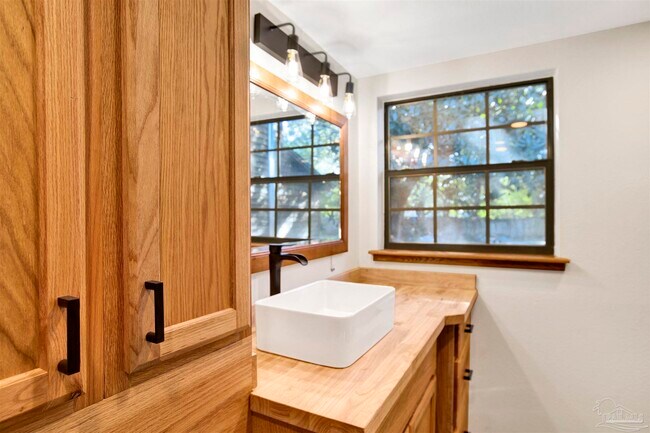 Building Photo - 525 Lakewood Rd