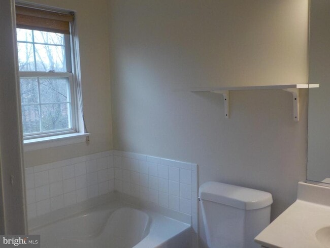 Building Photo - 703 Kings Crest Dr