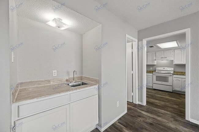 Building Photo - 600 Starlinda Ct