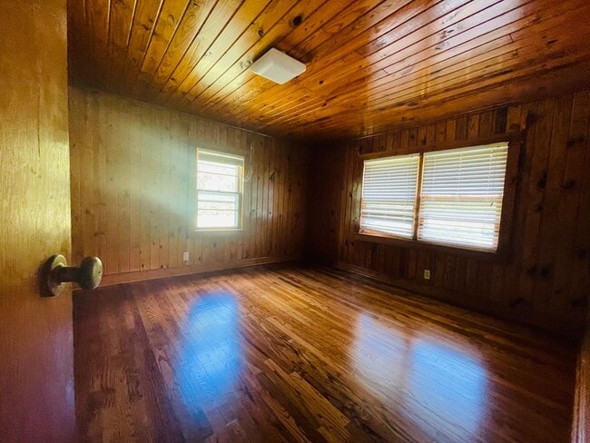 Building Photo - 3 BD/1/BA County Ranch Home