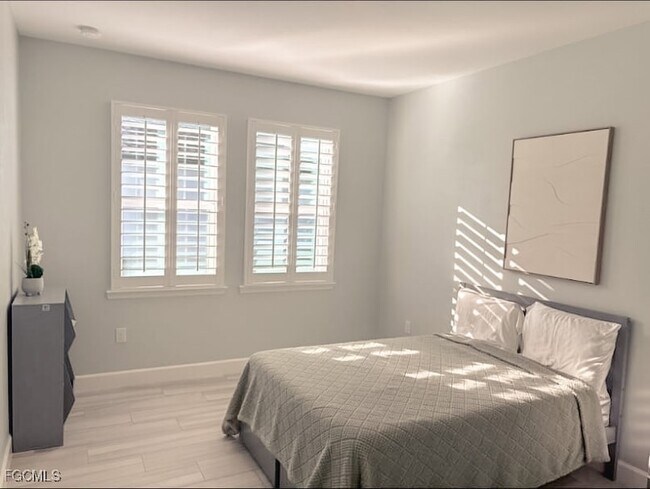 Building Photo - 2038 Grove Dr