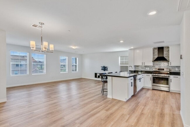 Building Photo - Spacious Three Story 3 Bed 3.5 Bath Smarth...
