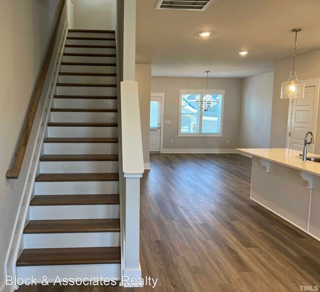Building Photo - 3 br, 2.5 bath House - 682 Vine Parkway