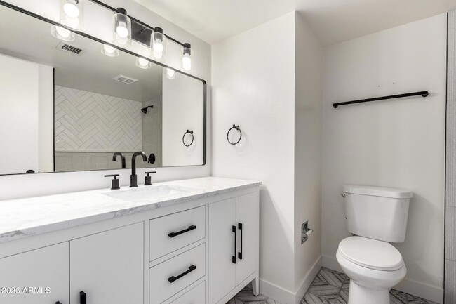 Building Photo - 4848 N Woodmere Fairway