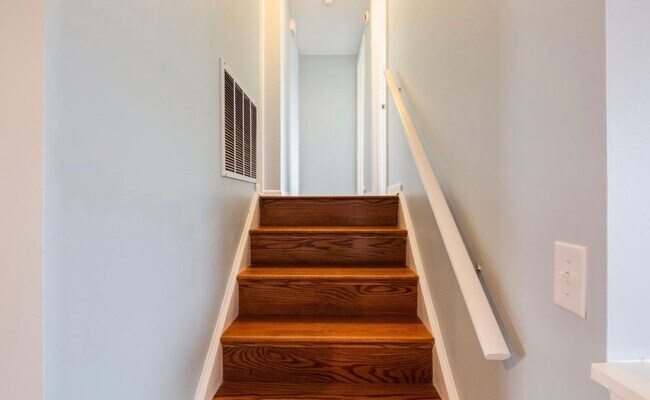 Building Photo - Newly Renovated Hillview Bi-Level!