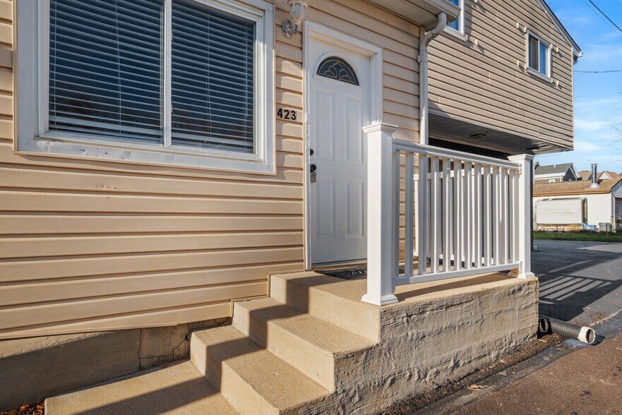 Building Photo - 423 2nd Ave