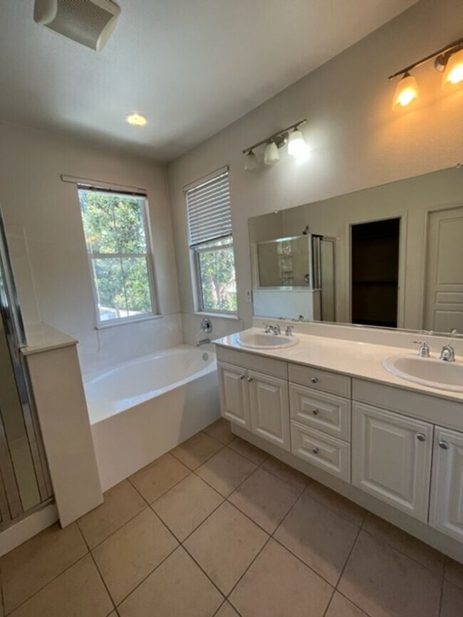 Building Photo - 3591 Sacramento Dr