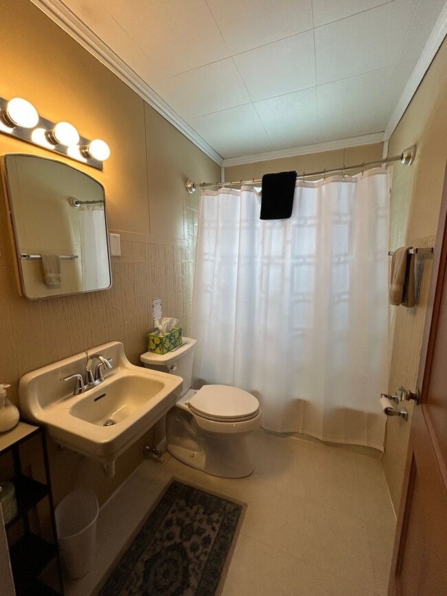 Building Photo - 4 Bed, 2 Bath House