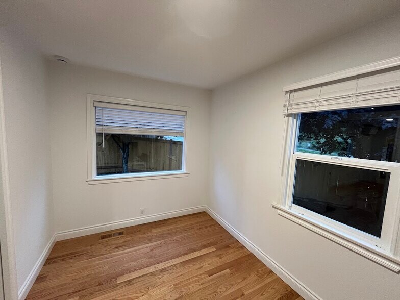 Building Photo - 12404 NE 95th St