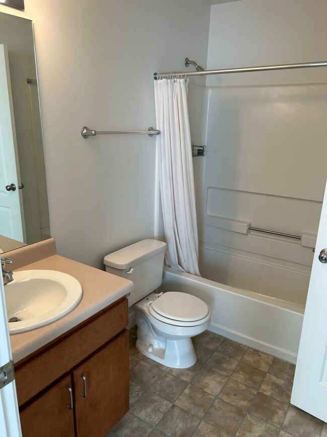 Building Photo - Great 2 Bed 2.5 Bath Draper Bench Condo