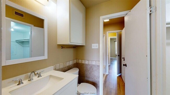 Building Photo - 805 San Pedro Dr