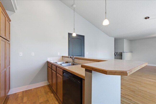 Building Photo - 3 Bedroom, 2 Bath, with 2 Car Garage Located on the Central Bench Rim