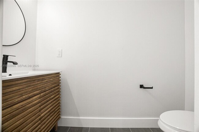 Building Photo - 2611 Oakbrook Ln