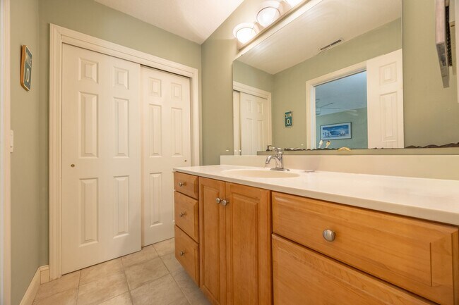 Building Photo - Spacious 2 Bedroom Townhouse in Tunxis Vil...