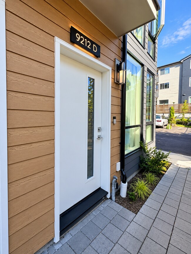 Building Photo - 9212 Roosevelt Way NE