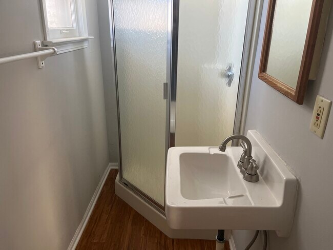 Building Photo - 305 N View St