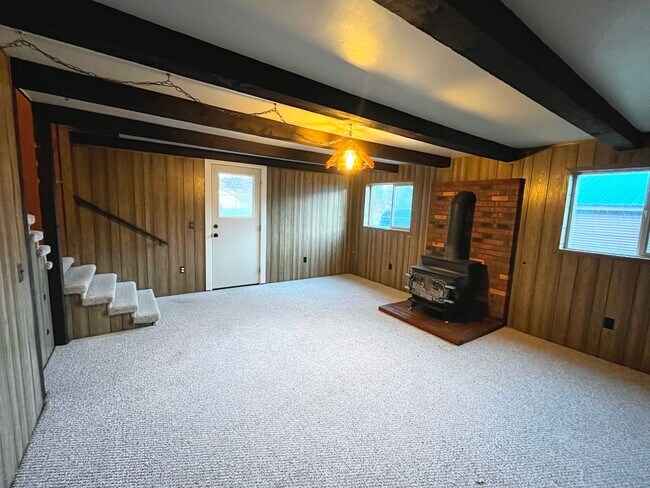 Building Photo - Spacious, Updated Home in the Heart of Driggs