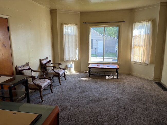 Building Photo - Welcome Home to Your Charming 2-Bedroom Apartment in Troy!
