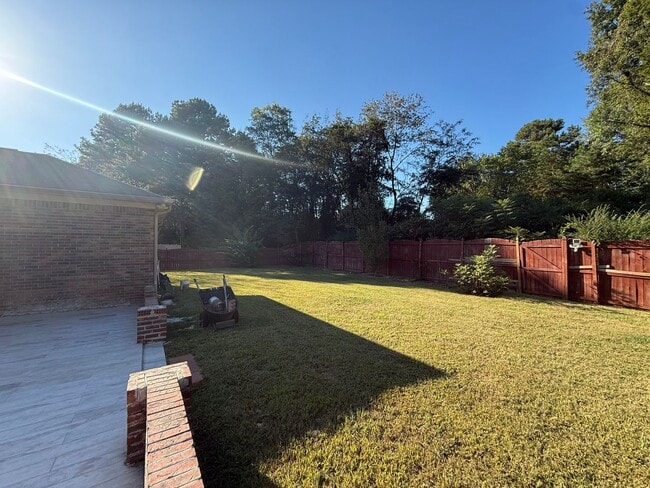 Building Photo - 4/2 Home Available Now!