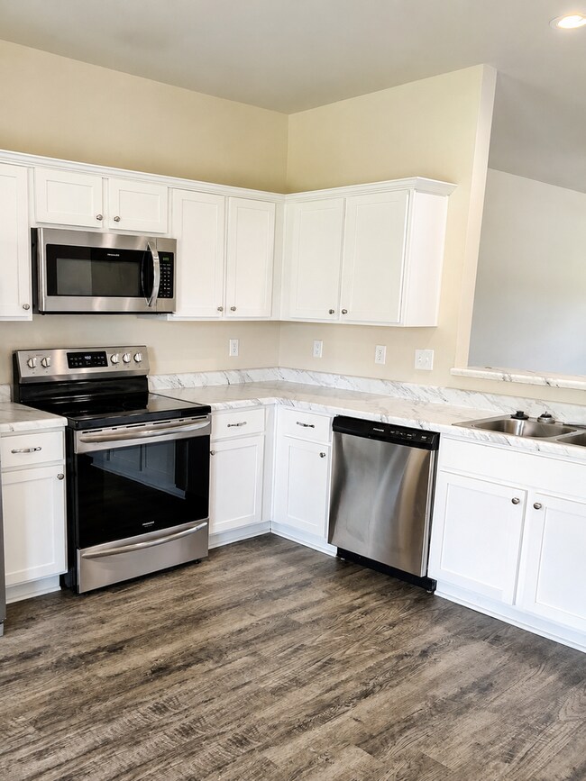 Building Photo - 4 Bed / 2 Bath with garage!!