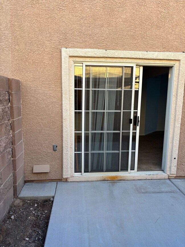Building Photo - *GREAT TOWNHOME IN GATED "SILVERADO RANCH COMMUNITY!!"