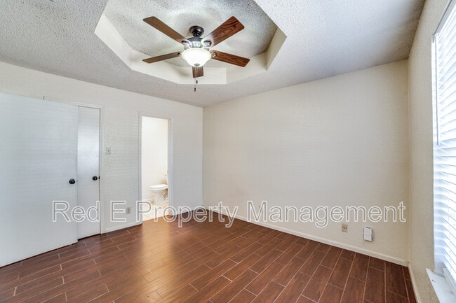 Building Photo - 5602 Ivanhoe St