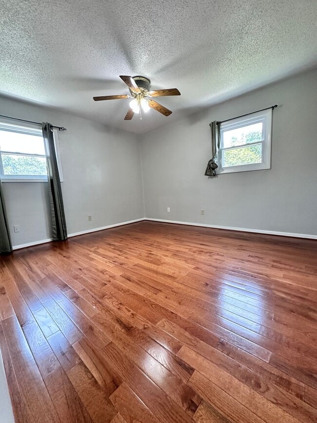 Building Photo - Pembroke Manor-4 bedroom 2.5 bath Single f...